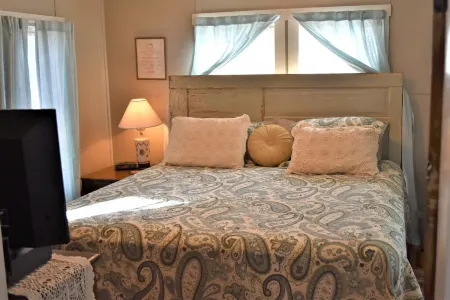 Old Country Charm 2 1/2 blocks from Main St Shopping/Private Get-a-Way w/Hot Tub