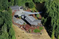 Golfer's Heaven Lodge: Deck, Mtn Views & Putting Green, 8 Min to Bandon Dunes