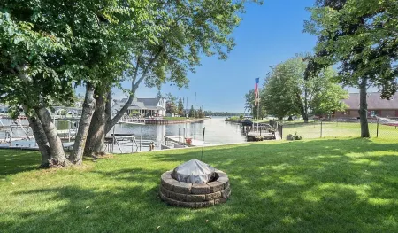 *Hot Tub*Dock*Waterfront*Family Getaway* Updated Houghton Lake Home
