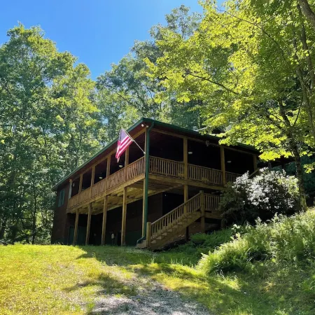 Deer Hollow-tranquil cabin in the woods, minutes from the Toccoa River. Hot Tub!