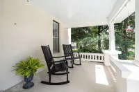 Peaceful Country Hideaway on the Edge of Lawrence - Minutes to Mass Street!