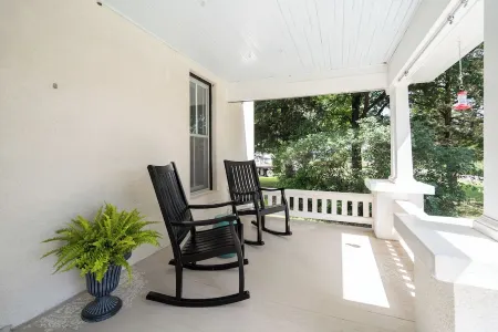 Peaceful Country Hideaway on the Edge of Lawrence - Minutes to Mass Street! Отели в г. Уэйкаруса