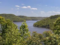 State Parks & Lake Access! Screened Porch, MountainViews, Kayaks, LuxBeds, Games