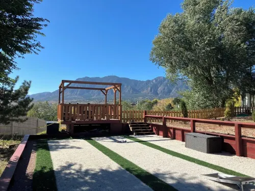 Cozy 5BR w/ Hot Tub, Gym, BBQ, Mountain Views, Near Shops & Attractions