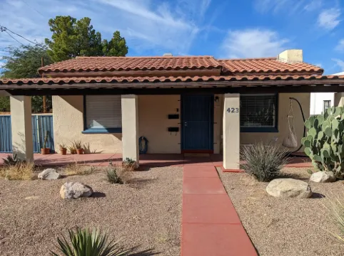 Tiny House with Loft Bed, Kitchenette, Parking in a Quiet Downtown Neighborhood