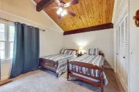 Unique find on Logan Martin! Cozy, spacious and family friendly.