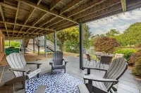 All the comforts of home in a gorgeous, relaxing lakefront home