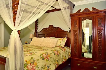 The Heart of Manitou Springs. Award-winning. Luxurious. Romantic. 2nd Floor West Отели в г. Маниту Спрингс