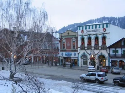 Icicle Village Resort, Luxury Queen Suite Condo. Just 1/2 mile from down town