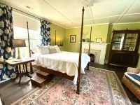 The Jones House: 5 Min to Vir, Historic 4-Bedroom Home