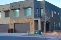 Luxury Entrada Townhome near downtown, Arches Nat’l Park, townie bikes included!