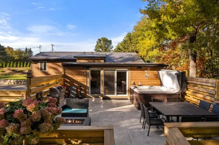 Just Outside Traverse City Hot Tub King Bed Fire Place Full Kitchen Pet Friendly