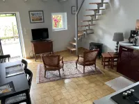 Petite Maison en Pierre Dans un Grand Jardin Fleuri Các khách sạn ở Plourin