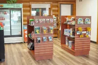 Cozy Two Bedroom Apartment 5 Minute Walk to Town!