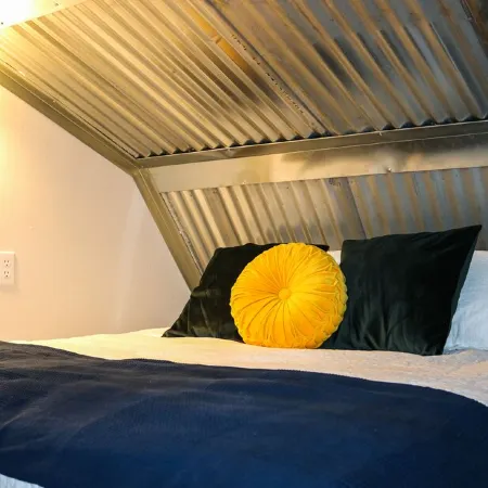 Queens Hotel- a cozy studio cottage in the country. Pool and hot tub.