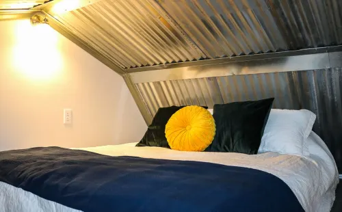 Queens Hotel- a cozy studio cottage in the country. Pool and hot tub.