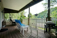 River Retreat with private apartment and deck on the beautiful Delaware River