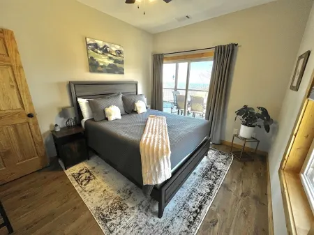 Live the High Life! Views, Hot Tub, Pup Friendly!