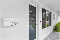 Minutes from the beach! Paradise Oasis full of entertainment! Pool Table!
