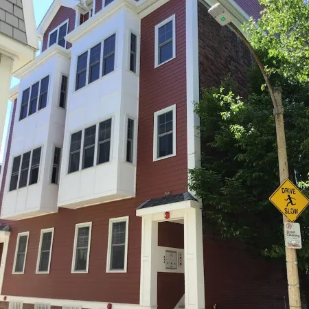 Large Luxury Condo/Townhouse Center of South Boston W/ Free Parking & WiFi