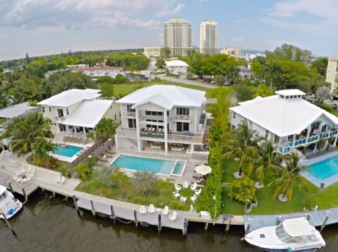 Modern Waterfront Paradise with 9 Beds and Amenities Perfect for Long Term Stays