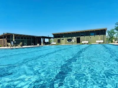 Modern Holiday Penthouse by Yule! Hotels near Thunder Hill Overlook