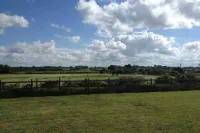 Hillside 2 bedroom holiday bungalow, sleeps 6, south facing, 5 min walk to beach Hotels in Mundesley