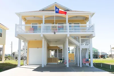 3 Minute Walk to the Beach, Outdoor Bar and Picnic Table, Family Friendly!