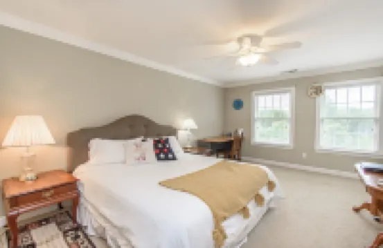 10 bedroooms/baths, 4 mi from VT