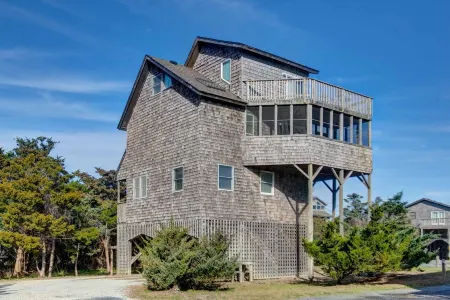 Semi-Oceanfront home with direct access to the beach!