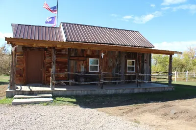 Kara Creek Ranch - Rustic 2 Bedroom Cabin #5 Hotel dekat Devils Tower National Monument