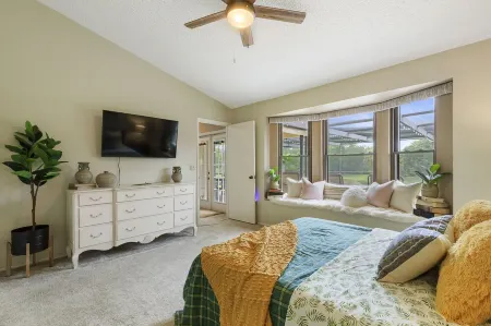 Siesta Key Serenity: Home with Heated Pool, Pond View Oasis in Heart of Sarasota