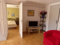 Ground floor of a villa in front of the swimming pool Hotels in Carces