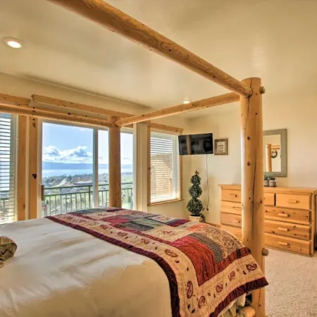 LAKE VIEW RETREAT CONDO /1 block Marina/Resort pool,hot tub & tennis courts