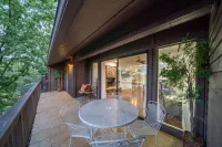Lake Hamilton Condo - Sleeps 4, Pool, and Hot Tub!