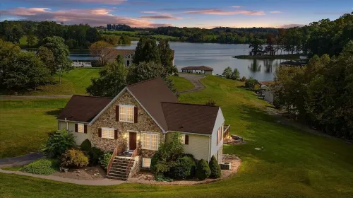 4-Bedroom 3-Bath Lakefront Home with Private Dock.  Can Sleep up to 14 People.