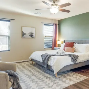 Modern Home Near Rose District: KING Bed, Hot Tub