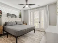 King Suite, Modern Loft Close to Downtown! Hotels in Dunean
