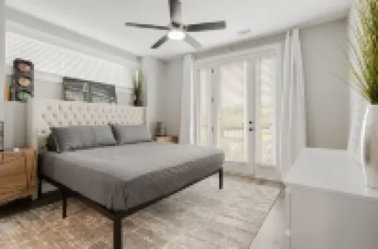 King Suite, Modern Loft Close to Downtown!