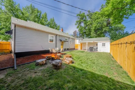 Adorable Downtown Loveland Chalet