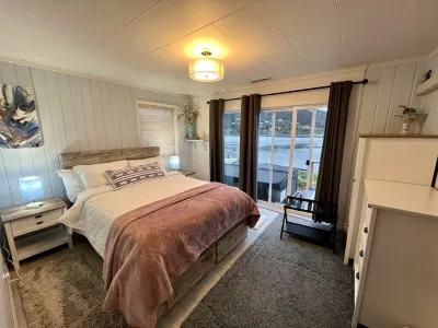 River’s End-Best Pacific Ocean and Rogue River Views on 2+Acres with a Hot Tub! Hotel in zona Event Center on the Beach