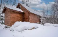 Cozy Log Cabin Hotels near Colby Davis Park N’ Play