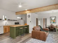 Cozy retreat near Sandpoint, Idaho. Close to Downtown, the lake and skiing. Hotels in Ponderay