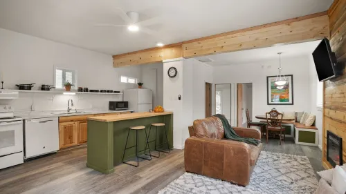 Cozy retreat near Sandpoint, Idaho. Close to Downtown, the lake and skiing. Hotels in Ponderay