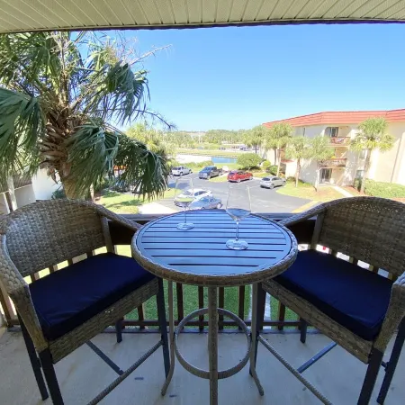 Luxury Beach Condo: Freshly Renovated, Steps from the Ocean, Pool & Hot Tub