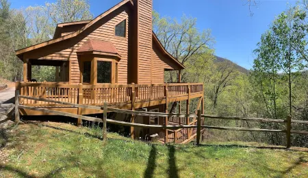 A Perfect View! Dog Friendly Cabin at The Top of The Mountain! Отели в г. Рейбан