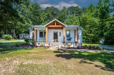 Bungalow Near Jordan Lake, NC
