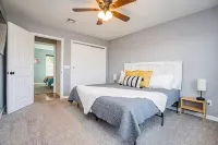 Beaver Lake Getaway-15 min from downtown Rogers with HOT TUB!