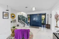 Paradise Escape: Luxe Pool 7BR Villa -10 Min to Beach & DT - 3900ft2 -PickelBall