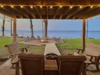 Texas Sized, Pet Friendly Barndomnium with Hot Tub Overlooking Toledo Bend Lake!